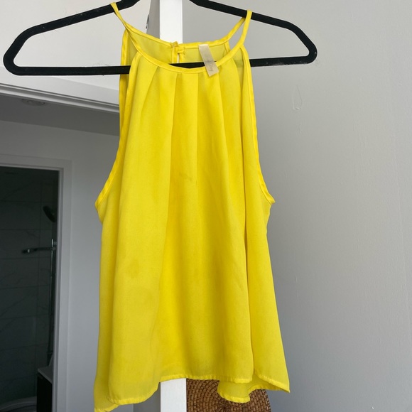 Vibrant top. - Picture 1 of 2